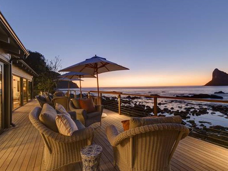 South Africa Continues to attract tourists who love luxury accommodations, great food, magnificent wildlife and fabulous golfing.